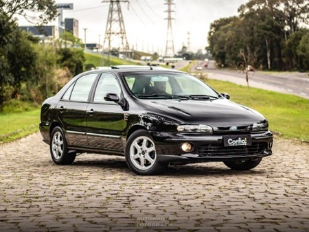 Fiat Marea Turbo preto em rua de paralelepípedo